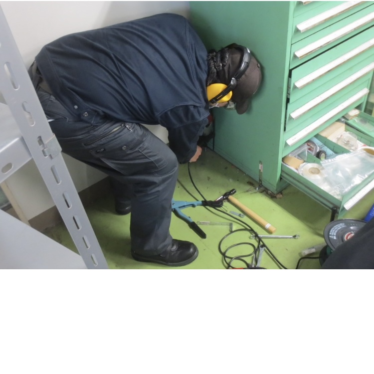 薬品庫固定作業